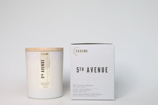 bougie parfumée soja Fleury 5th Avenue violette des bois, tabac riche bois de terre ambiance élégante décoration intérieur